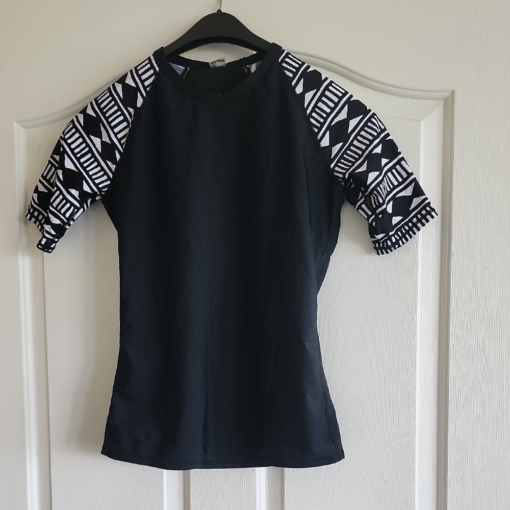 Black and White Graphic Rash GuardTop
